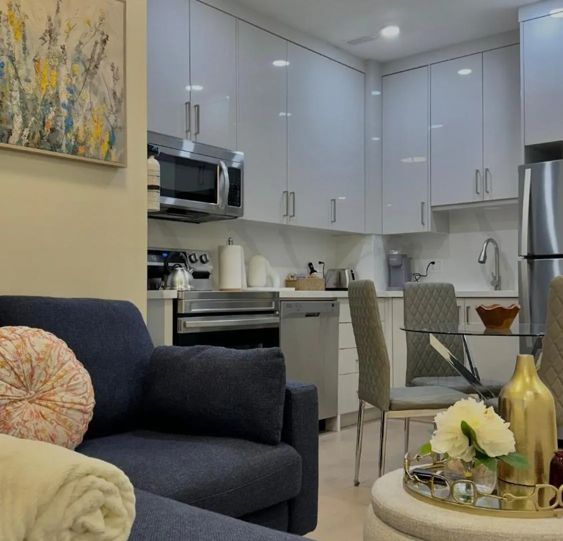Bright Luxurious 2 Bedroom Apartment Toronto Canada