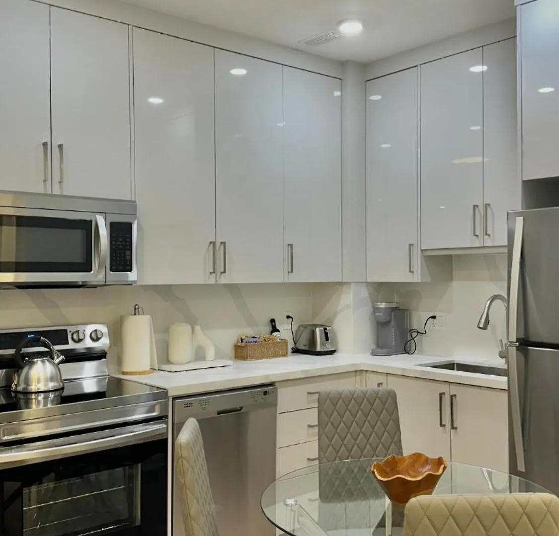 Bright Luxurious 2 Bedroom Apartment Toronto