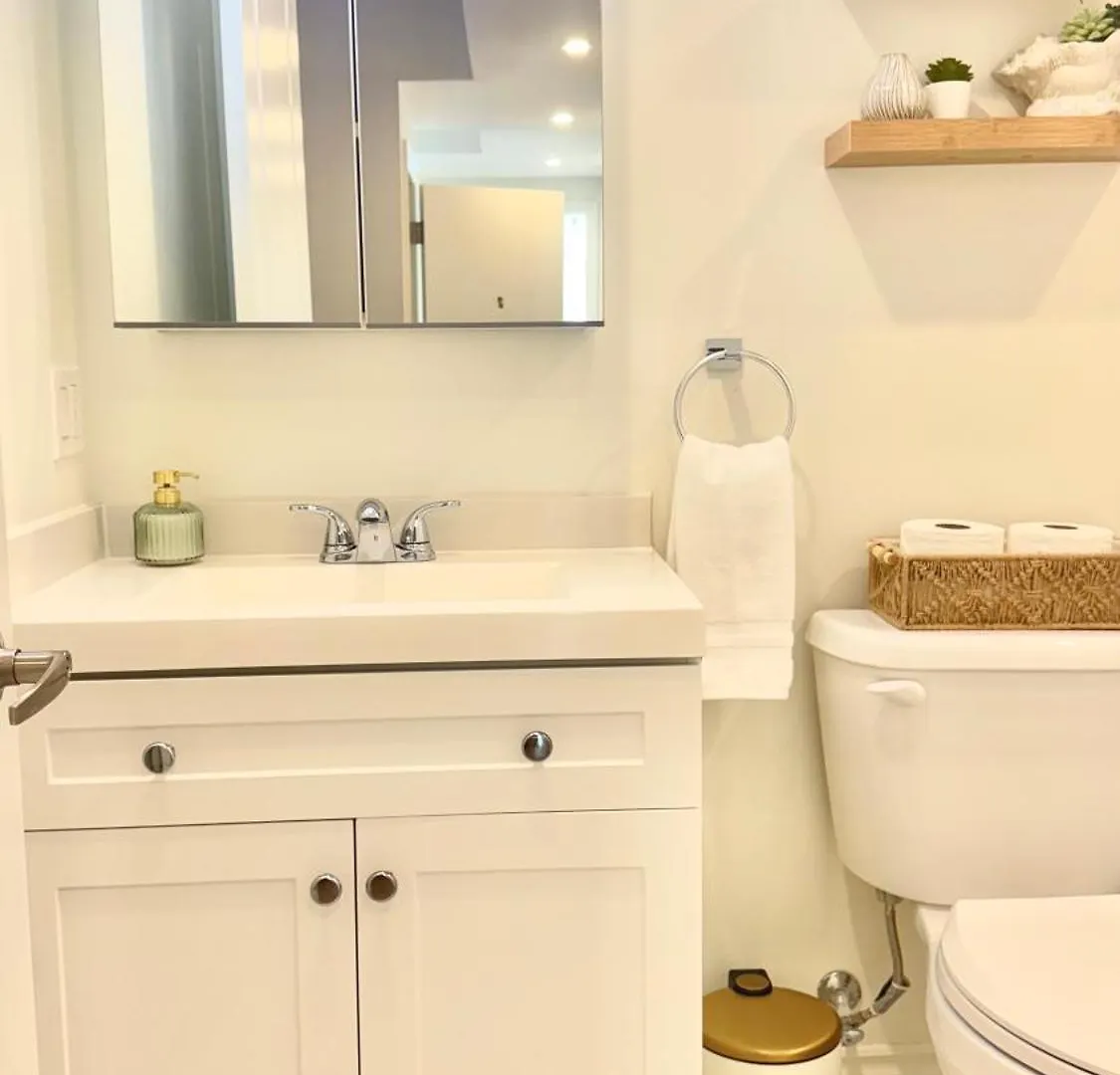 Bright Luxurious 2 Bedroom Apartment Toronto Canada